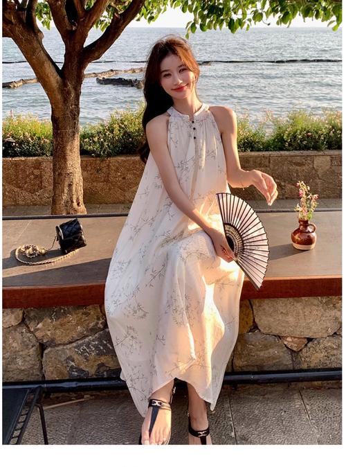 紅色V領(lǐng)交叉辣妹短袖 春季穿搭的時(shí)髦焦點(diǎn)